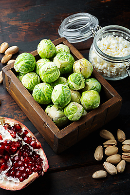 포토 JPG 해외이미지 치즈 사람없음 나무상자 담기 양배추 석류 방울양배추 피스타치오 나무배경 해외202105 해외포토 백그라운드 채소 과일 모션 유제품 상자 견과류 파일형식