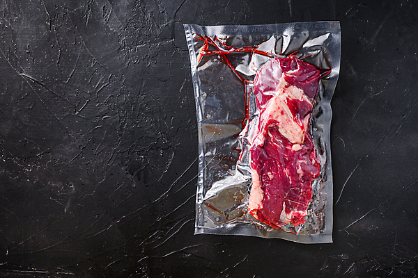 포토 JPG 해외이미지 음식 재료 검은배경 육류 스테이크 요리 사람없음 소고기 날것 대리석 팩 덩어리 정육점 진공 파우치 카피스페이스 해외202105 진공포장 해외포토 백그라운드 가방 식재료 포장 서양음식 상점 검은색 화장품 공백 파일형식