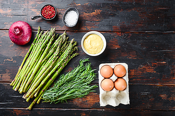 포토 JPG 해외이미지 식재료 실내 사람없음 계란 소스 아스파라거스 소금 로즈메리 계란판 적양파 통후추 나무배경 해외202105 해외포토 백그라운드 채소 양파 내부 알 양념 허브 후추 파일형식