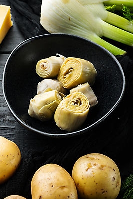 포토 JPG 해외이미지 그릇 식재료 검은배경 감자 실내 사람없음 자르기 담기 아티초크 절임 펜넬 해외202105 해외포토 식기 음식 백그라운드 채소 모션 내부 검은색 파일형식