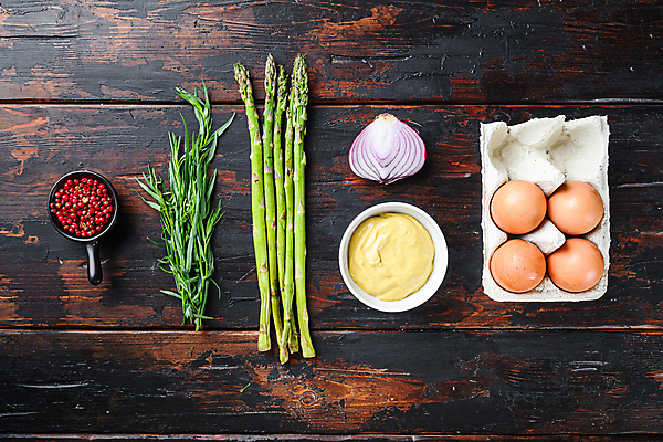 포토 JPG 해외이미지 식재료 실내 사람없음 계란 아스파라거스 로즈메리 계란판 적양파 통후추 나무배경 해외202105 해외포토 백그라운드 채소 양파 내부 알 허브 후추 파일형식