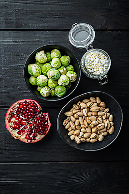 포토 JPG 해외이미지 그릇 치즈 사람없음 하이앵글 담기 석류 방울양배추 피스타치오 나무배경 해외202105 해외포토 식기 뷰포인트 백그라운드 과일 모션 유제품 견과류 양배추 파일형식