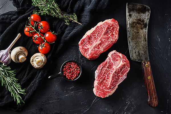 포토 JPG 해외이미지 식기 도마 육류 스테이크 비프스테이크 사람없음 소고기 굴 칼날 플랫 칼 호주 바비큐 철 날것 대리석 로즈메리 마블링 정육점 해외202105 해외포토 음식 식재료 재료 주방용품 어패류 서양음식 상점 오세아니아 허브 파일형식