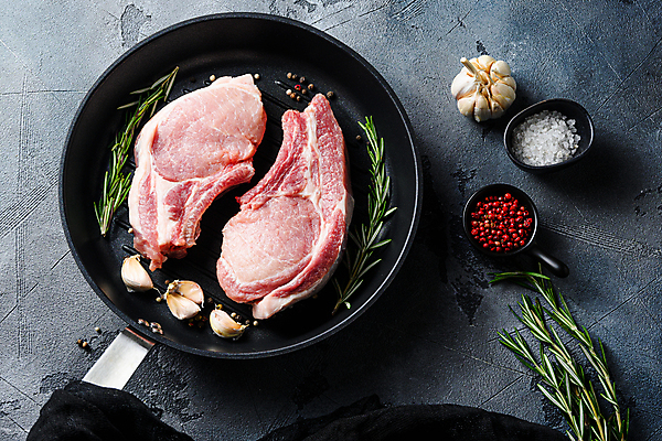 포토 JPG 해외이미지 음식 재료 뼈 육류 돼지고기 스테이크 사람없음 소고기 돼지 플랫 바비큐 어깨 날것 소금 로즈메리 갈비뼈 바비큐립 등심 정육점 카피스페이스 해외202105 해외포토 식재료 포유류 서양음식 신체부위 상점 공백 허브 파일형식