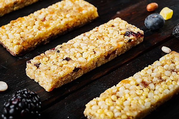 포토 JPG 해외이미지 열매 음식 과일 건조 사람없음 견과류 바 설탕 시리얼 밀 블루베리 깨 아몬드 섬유 꿀 건포도 뮤즐리 에너지바 오트밀 크랜베리 슈퍼푸드 귀리 그래놀라 나무배경 해외202105 해외포토 식물 백그라운드 식재료 포도 곡류 직물 조미료 건강식품 건과일 파일형식