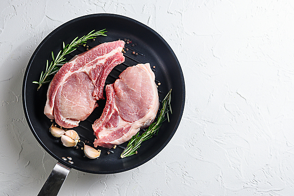 포토 JPG 해외이미지 음식 재료 뼈 육류 돼지고기 스테이크 사람없음 소고기 돼지 플랫 바비큐 어깨 날것 소금 로즈메리 갈비뼈 바비큐립 등심 정육점 카피스페이스 해외202105 해외포토 식재료 포유류 서양음식 신체부위 상점 공백 허브 파일형식