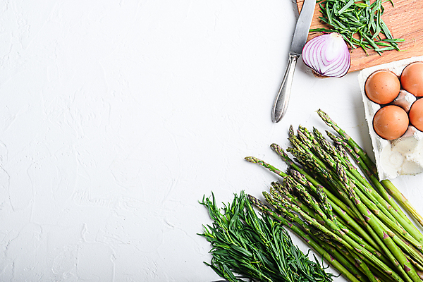 포토 JPG 해외이미지 식재료 실내 사람없음 계란 나이프 흰배경 아스파라거스 로즈메리 계란판 적양파 카피스페이스 해외202105 해외포토 식기 백그라운드 채소 양파 내부 알 공백 흰색 칼 허브 파일형식