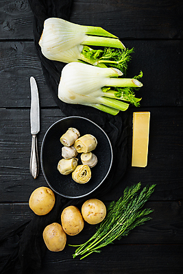 포토 JPG 해외이미지 그릇 식재료 검은배경 치즈 감자 실내 사람없음 하이앵글 나이프 아티초크 펜넬 해외202105 해외포토 식기 뷰포인트 백그라운드 채소 유제품 내부 검은색 칼 파일형식