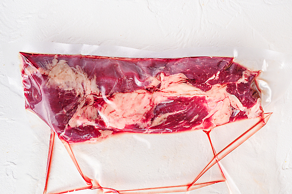 포토 JPG 해외이미지 음식 재료 육류 스테이크 요리 사람없음 소고기 흰배경 날것 대리석 팩 덩어리 정육점 진공 파우치 해외202105 진공포장 해외포토 백그라운드 가방 식재료 포장 서양음식 상점 화장품 흰색 파일형식