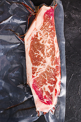 포토 JPG 해외이미지 음식 검은배경 육류 스테이크 비프스테이크 사람없음 소고기 칼날 날것 대리석 팩 정육점 진공 파우치 해외202105 진공포장 해외포토 백그라운드 가방 식재료 재료 포장 서양음식 상점 검은색 화장품 파일형식