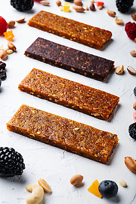 포토 JPG 해외이미지 음식 과일 사람없음 견과류 바 설탕 흰배경 아몬드 꿀 단백질 에너지바 크랜베리 슈퍼푸드 해외202105 해외포토 열매 백그라운드 흰색 건강식품 영양소 파일형식