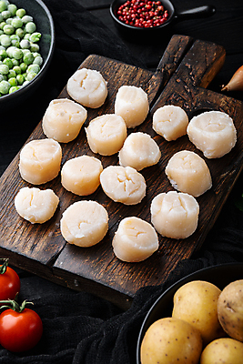 포토 JPG 해외이미지 식재료 방울토마토 검은배경 감자 실내 사람없음 완두콩 일렬 가리비 나무도마 조갯살 통후추 해외202105 해외포토 백그라운드 토마토 채소 조개 콩 도마 내부 목재 검은색 후추 파일형식