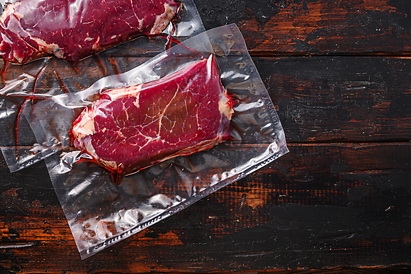 포토 JPG 해외이미지 무료이미지 음식 재료 육류 스테이크 요리 비프스테이크 사람없음 소고기 들소 날것 팩 진공 파우치 카피스페이스 나무배경 해외202105 진공포장 해외포토 백그라운드 가방 식재료 포장 서양음식 화장품 공백 소 파일형식