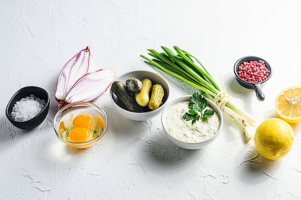 포토 JPG 해외이미지 식재료 실내 사람없음 레몬 흰배경 피클 소금 날계란 레몬그라스 오이피클 통후추 샬롯 해외202105 해외포토 백그라운드 과일 양파 내부 계란 흰색 후추 절임 파일형식