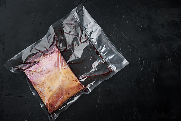 포토 JPG 해외이미지 검은배경 사람없음 시장 팩 등심 진공 파우치 카피스페이스 해외202105 진공포장 해외포토 백그라운드 가방 포장 육류 검은색 화장품 공백 파일형식