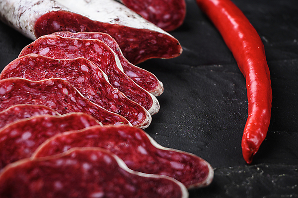 포토 JPG 해외이미지 음식 검은배경 건조 육류 돼지고기 사람없음 소시지 애피타이저 슬라이스 발효 훈제 살라미 해외202105 해외포토 백그라운드 식재료 검은색 가공식품 파일형식