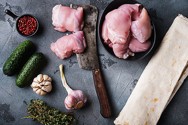 포토 JPG 해외이미지 음식 조각 회색배경 근육 육류 사람없음 치킨 날것 롤 허벅지 케밥 피타 해외202105 해외포토 빵 백그라운드 식재료 신체부위 회색 닭고기요리 파일형식