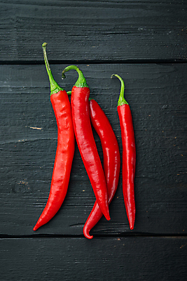 포토 JPG 해외이미지 식재료 검은배경 실내 사람없음 여러개 홍고추 해외202105 해외포토 다수 백그라운드 고추 내부 검은색 파일형식