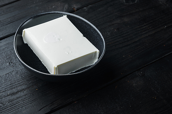 포토 JPG 해외이미지 치즈 사람없음 페타치즈 나무배경 해외202105 해외포토 백그라운드 유제품 파일형식