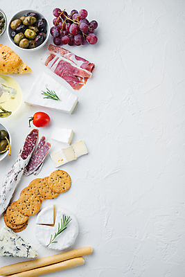 포토 JPG 해외이미지 음식 빵 재료 치즈 육류 사람없음 애피타이저 기름 흰배경 올리브 햄 그리시니 브루스케타 타파스 카피스페이스 프로슈토 해외202105 해외포토 열매 백그라운드 식재료 유제품 공백 흰색 파일형식