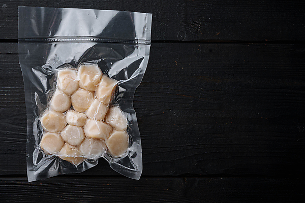 포토 JPG 해외이미지 음식 육류 사람없음 해산물 날것 팩 가리비 진공 나무배경 해외202105 진공포장 해외포토 백그라운드 식재료 포장 조개 화장품 파일형식