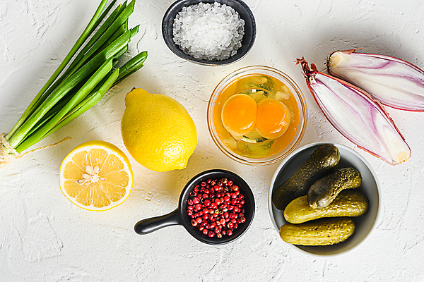 포토 JPG 해외이미지 식재료 단면 실내 사람없음 레몬 흰배경 피클 소금 날계란 레몬그라스 오이피클 통후추 샬롯 해외202105 해외포토 백그라운드 과일 양파 내부 계란 흰색 후추 절임 파일형식