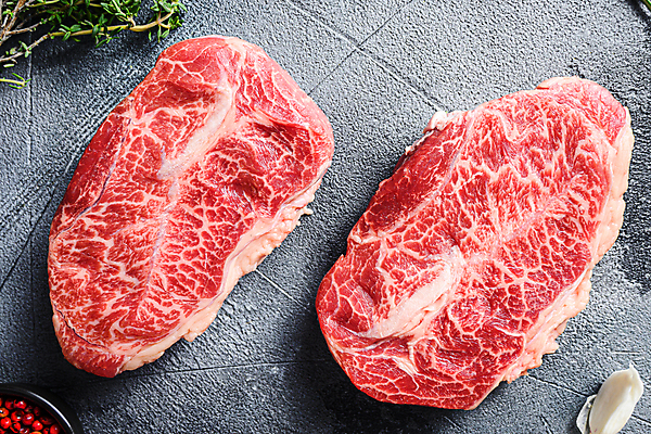 포토 JPG 해외이미지 식기 도마 육류 스테이크 비프스테이크 사람없음 소고기 굴 칼날 플랫 칼 호주 바비큐 철 날것 대리석 로즈메리 마블링 정육점 해외202105 해외포토 음식 식재료 재료 주방용품 어패류 서양음식 상점 오세아니아 허브 파일형식