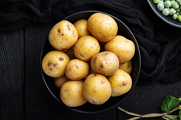 포토 JPG 해외이미지 그릇 식재료 검은배경 감자 실내 사람없음 하이앵글 담기 해외202105 해외포토 식기 뷰포인트 백그라운드 채소 모션 내부 검은색 파일형식