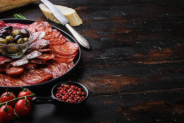 포토 JPG 해외이미지 음식 건조 육류 돼지고기 사람없음 소시지 애피타이저 슬라이스 발효 훈제 살라미 초리조 카피스페이스 프로슈토 나무배경 해외202105 해외포토 백그라운드 식재료 공백 가공식품 햄 파일형식