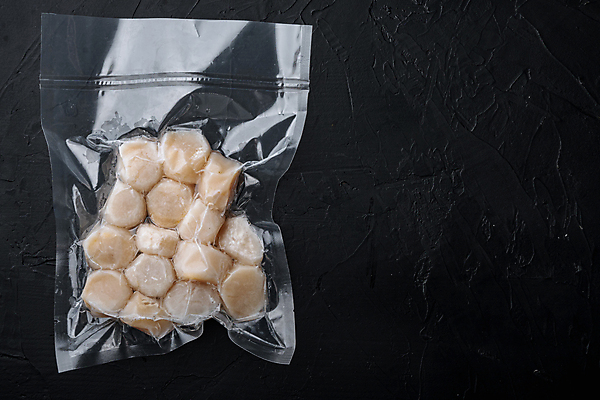 포토 JPG 해외이미지 음식 검은배경 육류 사람없음 해산물 날것 팩 가리비 진공 카피스페이스 해외202105 진공포장 해외포토 백그라운드 식재료 포장 조개 검은색 화장품 공백 파일형식