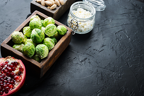 포토 JPG 해외이미지 검은배경 유리병 치즈 사람없음 나무상자 담기 석류 방울양배추 피스타치오 카피스페이스 해외202105 해외포토 백그라운드 과일 모션 병_용기 유제품 상자 검은색 공백 견과류 양배추 파일형식