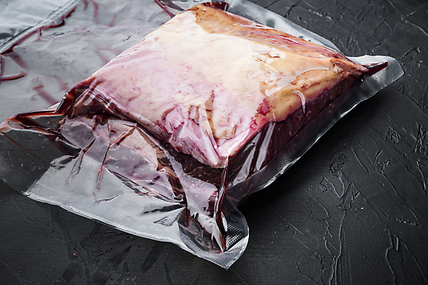 포토 JPG 해외이미지 검은배경 사람없음 시장 팩 등심 진공 파우치 카피스페이스 해외202105 진공포장 해외포토 백그라운드 가방 포장 육류 검은색 화장품 공백 파일형식