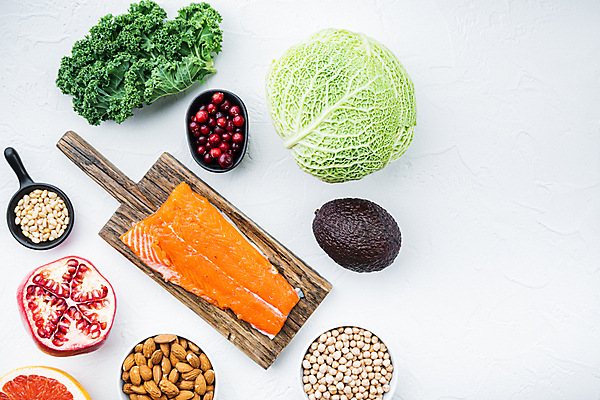 포토 JPG 해외이미지 식재료 실내 파슬리 사람없음 하이앵글 자몽 흰배경 양배추 연어 아몬드 석류 아보카도 나무도마 해외202105 해외포토 뷰포인트 백그라운드 채소 과일 도마 어류 내부 목재 견과류 흰색 파일형식