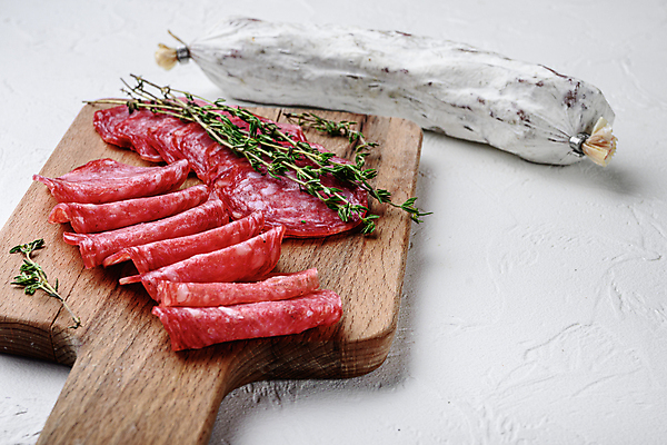 포토 JPG 해외이미지 음식 건조 육류 돼지고기 사람없음 소시지 애피타이저 흰배경 슬라이스 발효 훈제 살라미 프로슈토 해외202105 해외포토 백그라운드 식재료 흰색 가공식품 햄 파일형식