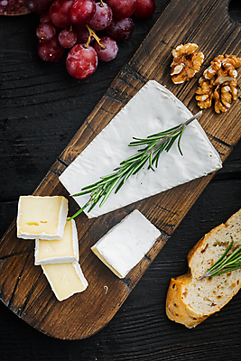 포토 JPG 해외이미지 포도 치즈 사람없음 호두 로즈메리 나무도마 브리치즈 해외202105 해외포토 과일 유제품 도마 목재 견과류 허브 파일형식