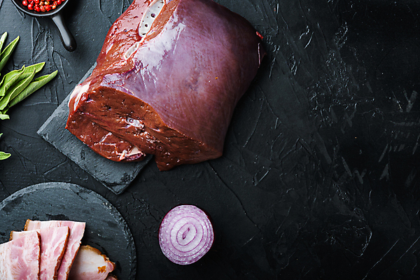 포토 JPG 해외이미지 식재료 검은배경 육류 돼지고기 사람없음 소고기 간 베이컨 석판 소간 적양파 통후추 특수부위 카피스페이스 해외202105 해외포토 백그라운드 양파 검은색 공백 장기_의학 후추 부위 파일형식