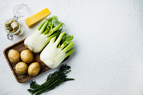 포토 JPG 해외이미지 식재료 유리병 치즈 감자 실내 사람없음 흰배경 나무쟁반 펜넬 카피스페이스 해외202105 해외포토 백그라운드 채소 병_용기 유제품 쟁반 내부 목재 공백 흰색 파일형식