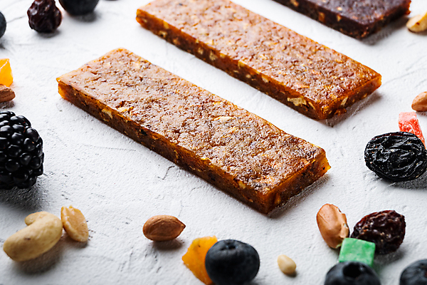 포토 JPG 해외이미지 음식 과일 사람없음 견과류 바 설탕 흰배경 아몬드 꿀 단백질 에너지바 크랜베리 슈퍼푸드 해외202105 해외포토 열매 백그라운드 흰색 건강식품 영양소 파일형식