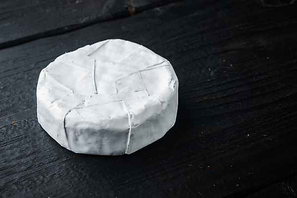 포토 JPG 해외이미지 치즈 사람없음 까망베르치즈 나무배경 해외202105 해외포토 백그라운드 유제품 파일형식