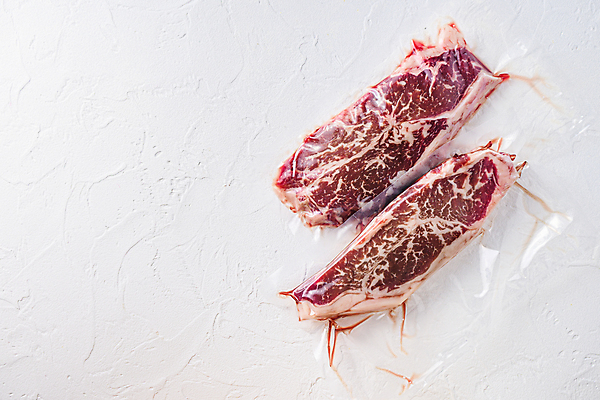 포토 JPG 해외이미지 음식 육류 스테이크 비프스테이크 사람없음 소고기 칼날 흰배경 날것 대리석 팩 정육점 진공 파우치 카피스페이스 해외202105 진공포장 해외포토 백그라운드 가방 식재료 재료 포장 서양음식 상점 화장품 공백 흰색 파일형식