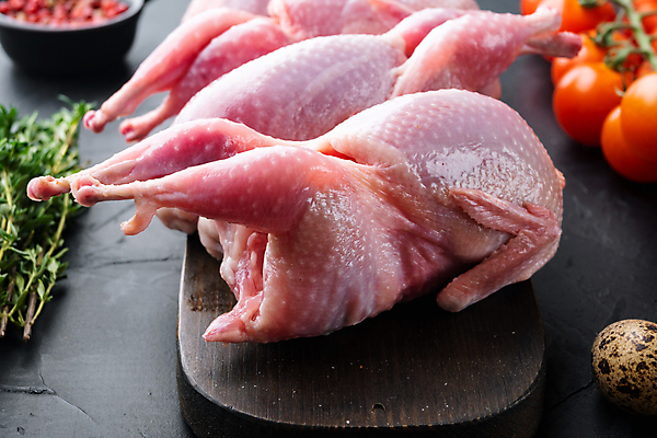 포토 JPG 해외이미지 동물 재료 검은배경 육류 사람없음 허브 날것 메추리 해외202105 해외포토 식물 백그라운드 식재료 검은색 파일형식