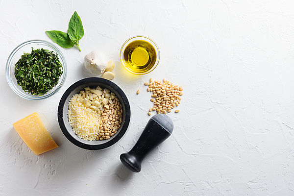 포토 JPG 해외이미지 치즈 실내 마늘 사람없음 올리브오일 흰배경 유리그릇 잣 바질 막자사발 카피스페이스 페스토 해외202105 해외포토 그릇 백그라운드 채소 유리 유제품 내부 공백 견과류 흰색 사발 소스_음식 기름_음식 파일형식