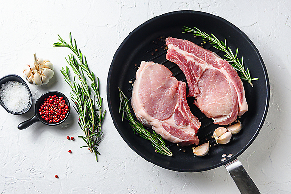 포토 JPG 해외이미지 음식 재료 뼈 육류 돼지고기 스테이크 사람없음 소고기 돼지 플랫 바비큐 어깨 날것 소금 로즈메리 갈비뼈 바비큐립 등심 정육점 카피스페이스 해외202105 해외포토 식재료 포유류 서양음식 신체부위 상점 공백 허브 파일형식