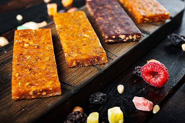 포토 JPG 해외이미지 음식 과일 사람없음 견과류 바 설탕 아몬드 꿀 단백질 에너지바 크랜베리 슈퍼푸드 나무배경 해외202105 해외포토 열매 백그라운드 건강식품 영양소 파일형식