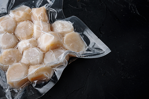 포토 JPG 해외이미지 음식 검은배경 육류 사람없음 해산물 날것 팩 가리비 진공 카피스페이스 해외202105 진공포장 해외포토 백그라운드 식재료 포장 조개 검은색 화장품 공백 파일형식