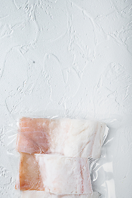 포토 JPG 해외이미지 재료 육류 어류 사람없음 시장 해산물 흰배경 날것 팩 진공 파우치 카피스페이스 해외202105 진공포장 해외포토 레이스천 백그라운드 가방 식재료 포장 수중동물 화장품 공백 흰색 직물 파일형식