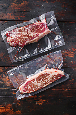 포토 JPG 해외이미지 음식 육류 스테이크 비프스테이크 사람없음 소고기 칼날 날것 대리석 팩 정육점 진공 파우치 나무배경 해외202105 진공포장 해외포토 백그라운드 가방 식재료 재료 포장 서양음식 상점 화장품 파일형식