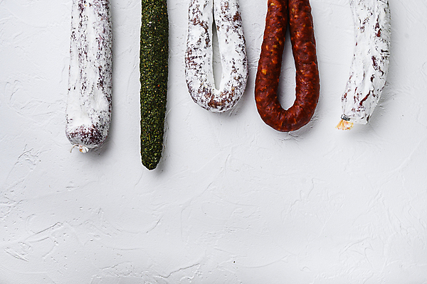 포토 JPG 해외이미지 음식 건조 육류 돼지고기 사람없음 소시지 애피타이저 흰배경 발효 훈제 살라미 초리조 카피스페이스 프로슈토 해외202105 해외포토 백그라운드 식재료 공백 흰색 가공식품 햄 파일형식