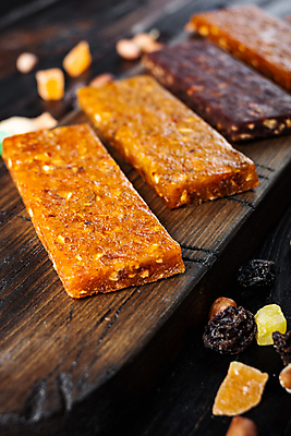 포토 JPG 해외이미지 음식 과일 사람없음 견과류 바 설탕 아몬드 꿀 단백질 에너지바 크랜베리 슈퍼푸드 나무배경 해외202105 해외포토 열매 백그라운드 건강식품 영양소 파일형식