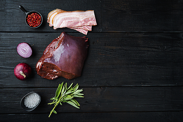 포토 JPG 해외이미지 그릇 음식 조각 식재료 검은배경 육류 돼지고기 사람없음 소고기 날것 간 소금 베이컨 소간 적양파 통후추 특수부위 카피스페이스 나무배경 해외202105 해외포토 식기 백그라운드 양파 검은색 공백 장기_의학 후추 부위 파일형식